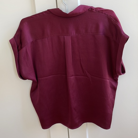 Banana Republic textured Satin rolled sleeve blouse - Picture 2 of 4